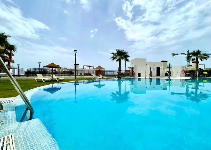 Magnificent 3 Bedroom Penthouse Apartment *