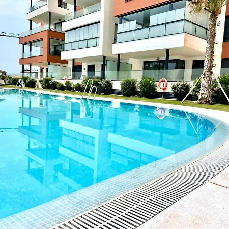 Magnificent 3 Bedroom Penthouse Apartment *