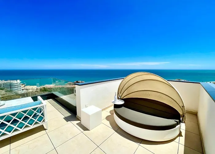 Magnificent 3 Bedroom Penthouse Appartamento *