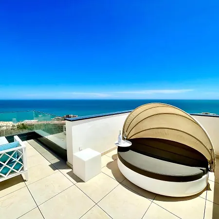 Magnificent 3 Bedroom Penthouse דירה *