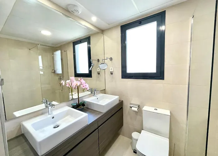 Magnificent 3 Bedroom Penthouse דירה *